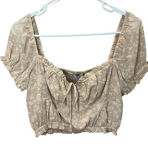 Dress Forum-NWT Puff sleeve floral top, Cream/Tan. Cropped.